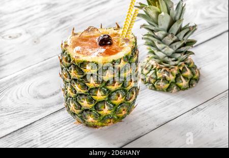 Cocktail Bahama Mama servi dans un ananas frais creux Banque D'Images
