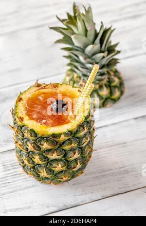 Cocktail Bahama Mama servi dans un ananas frais creux Banque D'Images