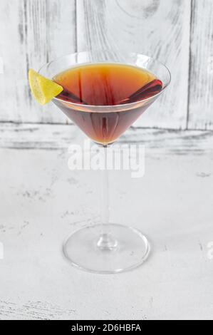 Verre de cocktail Martinez garni de zeste de citron Banque D'Images