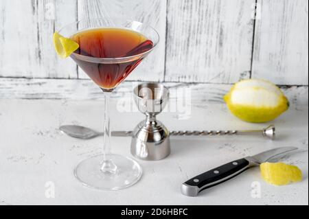 Verre de cocktail Martinez garni de zeste de citron Banque D'Images