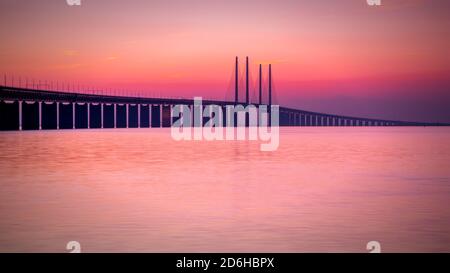 MALMO, SUÈDE - SEPTEMBRE 20 : le pont oresunds qui relie la Suède au Danemark au coucher du soleil. Banque D'Images