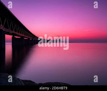 MALMO, SUÈDE - SEPTEMBRE 20 : le pont oresunds qui relie la Suède au Danemark au coucher du soleil. Banque D'Images