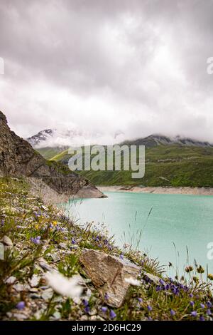 Vue aérienne sur le lac glacier du Lac de Moiry dans les Alpes suisses. À Grimentz Vallis, CH Suisse. Banque D'Images