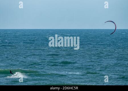 Kitesurfer sur la mer baltique à l'île allemande de Ruegen Banque D'Images