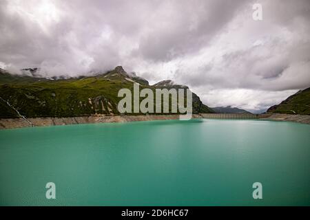 Vue aérienne sur le lac glacier du Lac de Moiry dans les Alpes suisses. À Grimentz Vallis, CH Suisse. Banque D'Images