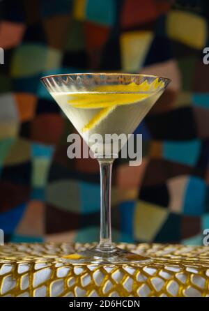 Cocktail Vesper martini boisson sur tapis doré devant un tableau Banque D'Images