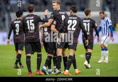 17 octobre 2020, Berlin: Football: Bundesliga, Hertha BSC - VfB Stuttgart, 4ème match, Stade Olympique. Gonzalo Castro de VfB Stuttgart (2e à partir de la gauche) applaudit après son but pour une victoire en 2-0 avec ses coéquipiers Pascal Stenzel (gauche), Sasa Kalajdzic (2e à partir de la droite) et Nicolas Gonzalez (droite). Photo: Andreas Gora/dpa - NOTE IMPORTANTE: Conformément aux règlements du DFL Deutsche Fußball Liga et du DFB Deutscher Fußball-Bund, il est interdit d'exploiter ou d'exploiter dans le stade et/ou à partir du jeu pris des photos sous forme d'images de séquence et/ou de séries de photos de type vidéo. Banque D'Images