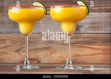 Verres de cocktails de mangue Margarita congelés garnis de sel de paprika jante Banque D'Images