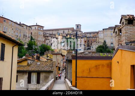 Pérouse - 2019 août : Acqueduct de Pérouse avec vue sur le centre-ville Banque D'Images