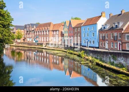 Rue étroite Quayside et maisons peintes de couleurs vives par le Norwich rivière Wensum Norwich Norfolk East Anglia Angleterre GB Europe Banque D'Images