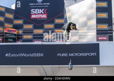 estoril, portugal, Italie, 17 Oct 2020, N° 1 Jonathan Rea GBR Kawasaki ZX-10RR Kawasaki Racing Team WorldSBK Rea donne sa bouteille à son équipe lors de la ronde 8 Pirelli Estoril Round Race1, World Superbike - SBK - Credit: LM/Otto Moretti/Alay Live News Banque D'Images