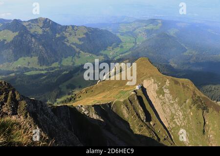 La vue de la chapelle Klimsenhorn depuis le sommet de la montagne Pilatus, Alpes suisses, Suisse Banque D'Images