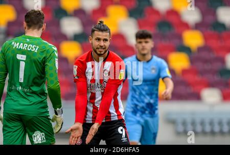 Londres, Royaume-Uni. 17 octobre 2020. Emiliano Macondes Camargo Hansen, du FC Brentford, se réclame de l'arbitre du match Andy Woolmer lors du match de championnat EFL Sky Bet entre Brentford et Coventry City au stade communautaire de Brentford, Londres, Angleterre, le 17 octobre 2020. Photo de Phil Hutchinson. Utilisation éditoriale uniquement, licence requise pour une utilisation commerciale. Aucune utilisation dans les Paris, les jeux ou les publications d'un seul club/ligue/joueur. Crédit : UK Sports pics Ltd/Alay Live News Banque D'Images