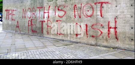 Graffiti à Piccadilly Gardens, centre de Manchester, royaume-uni: 'Le Nord n'est pas un pétri'. C'est dans le contexte des arguments entre les dirigeants des gouvernements locaux du nord de l'Angleterre sur le niveau de restrictions approprié pour ralentir la propagation du virus Covid 19. Le gouvernement presse les dirigeants du Grand Manchester d'accepter le statut Tier 3, ce qui est plus restrictif que le statut Tier 2 actuel dans la région. Banque D'Images