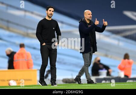 Mikel Arteta, responsable d'arsenal (à gauche), et PEP Guardiola, responsable de Manchester City, sur la ligne de contact lors du match de la Premier League au Etihad Stadium de Manchester. Banque D'Images