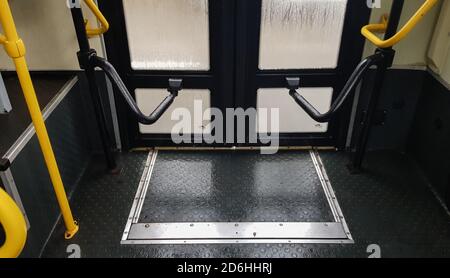 Porte de bus avec poignées jaunes, vue intérieure. Mécanisme d'ouverture et de fermeture des portes des transports publics modernes de la ville Banque D'Images