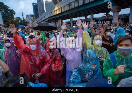 Bangkok, Bangkok, Thaïlande. 17 octobre 2020. Pour le quatrième jour consécutif, les manifestants prodémocratie sont descendus dans les rues de Bangkok pour demander la démission du Premier ministre Prayuth Chan OCHA, du Parlement actuel, de la rédaction d'une nouvelle constitution et d'autres réformes. Les manifestants se sont rassemblés dans trois endroits principaux de la ville, malgré la fermeture de la plupart des lignes de transport en commun par les autorités. Le groupe le plus important s'est réuni dans la région de LAD Prao à Bangkok, avec des milliers occupant l'intersection normalement occupée de Ha Yek LAD Prao. Malgré les craintes d'une répétition de la confrontation de la journée précédente Banque D'Images