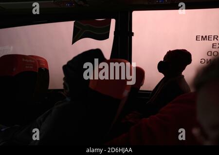 Les passagers portant des masques lorsqu'ils voyagent à bord d'un bus (autocar) en Afrique du Sud pendant la période pandémique Covid-19. Banque D'Images