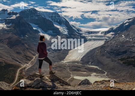 Femme randonneur se tenant sur le pic Wilcox et regardant au-dessus des champs de glace de Columbia et du glacier Athabasca, à Jasper, en Alberta, au Canada Banque D'Images