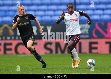 BOLTON, ANGLETERRE. Le 17 OCTOBRE, les Boltons Liam Gordon passent Oldhams Jordan Barnett lors du match Sky Bet League 2 entre Bolton Wanderers et Oldham Athletic au stade Reebok, à Bolton, le samedi 17 octobre 2020. (Credit: Chris Donnelly | MI News) Credit: MI News & Sport /Alay Live News Banque D'Images