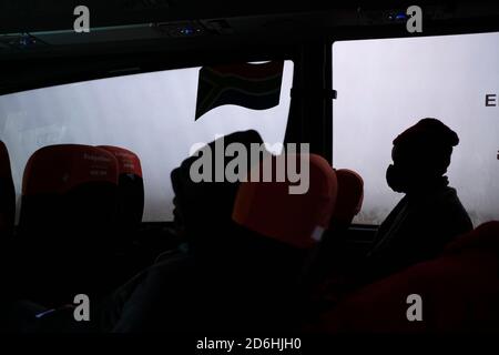 Les passagers portant des masques lorsqu'ils voyagent à bord d'un bus (autocar) en Afrique du Sud pendant la période pandémique Covid-19. Banque D'Images