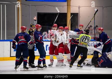 Horsholm, Danemark. 16 octobre 2020. Inlight entre les joueurs des deux équipes pendant le match de hockey sur glace Metaligaen entre Rungsted Seier Capital et Odense Bulldogs à Bitcoin Arena à Horsmolm. (Crédit photo : Gonzales photo/Alamy Live News Banque D'Images