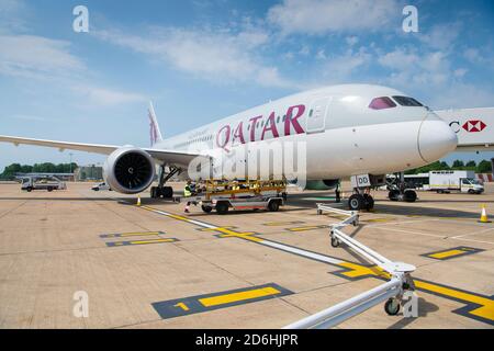 Un avion de Qatar Airways à l'aéroport de Gatwick le 22 mai 2018 à Londres, en Angleterre. Banque D'Images