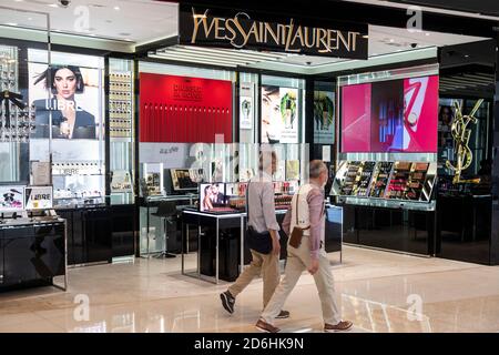 Boutique Yves Saint Laurent de la marque française de luxe vue à Hong Kong. Banque D'Images