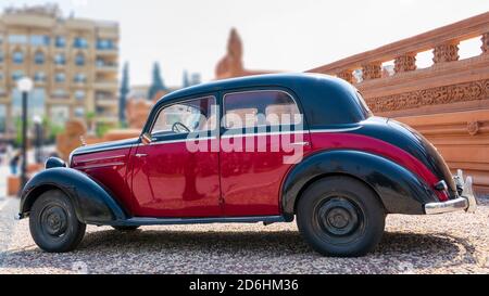 Le Caire, Egypte- juillet 29 2020: 1953 voiture ancienne Mercedes noire et rouge, exposée en face du Palais Baron Empain Banque D'Images