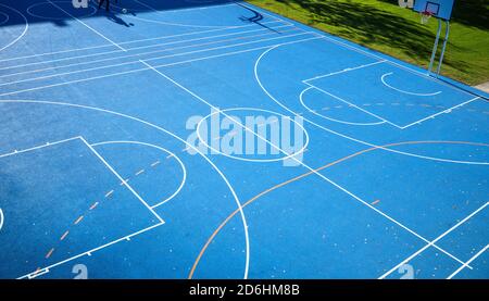 Vue en grand angle du fond de panier et de l'ombre du panier de basket-ball alignée avec les lignes du terrain. Gros plan sur les lignes du terrain de basket-ball. Vue en grand angle sur le terrain de basket-ball c Banque D'Images