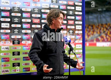 Thomas Frank, directeur de Brentford, est interviewé à la fin du match du championnat Sky Bet au stade communautaire de Brentford, à Londres. Banque D'Images