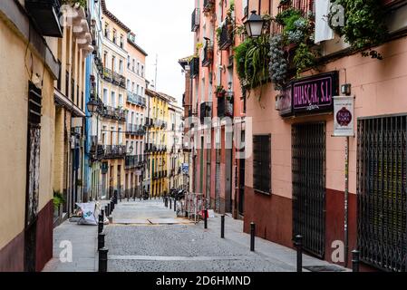 Rue traditionnelle dans le quartier d'Embajadores dans le quartier de Lavapies dans le centre de Madrid. Lavapies est l'un des quartiers les plus cool du monde. Banque D'Images