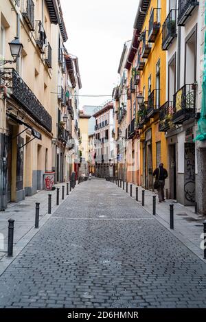 Rue traditionnelle dans le quartier d'Embajadores dans le quartier de Lavapies dans le centre de Madrid. Lavapies est l'un des quartiers les plus cool du monde. Banque D'Images