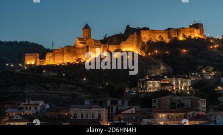 Vue de nuit sur le vieux Tbilissi. Forteresse de Narikala et autres sites de la ville Banque D'Images