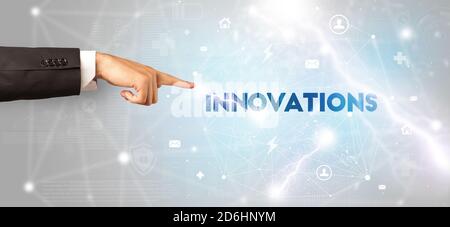 Pointant du doigt sur l'inscription INNOVATIONS, concept de technologie moderne Banque D'Images