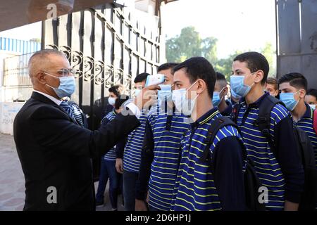 Le Caire, Égypte. 17 octobre 2020. Les élèves font vérifier leur température dans une école du Caire, en Égypte, le 17 octobre 2020. L'Egypte a officiellement rouvert samedi des dizaines de milliers d'écoles pour des millions d'étudiants à travers le pays pour commencer la nouvelle année académique tout en mettant en œuvre des mesures de précaution contre la COVID-19. Credit: Ahmed Gomaa/Xinhua/Alamy Live News Banque D'Images