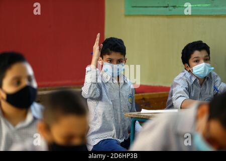 Le Caire, Égypte. 17 octobre 2020. Les élèves suivent un cours dans une école du Caire, en Égypte, le 17 octobre 2020. L'Egypte a officiellement rouvert samedi des dizaines de milliers d'écoles pour des millions d'étudiants à travers le pays pour commencer la nouvelle année académique tout en mettant en œuvre des mesures de précaution contre la COVID-19. Credit: Ahmed Gomaa/Xinhua/Alamy Live News Banque D'Images