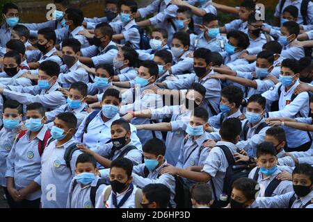 Le Caire, Égypte. 17 octobre 2020. Les élèves portant un masque facial se réunissent lors d'un événement dans une école du Caire, en Égypte, le 17 octobre 2020. L'Egypte a officiellement rouvert samedi des dizaines de milliers d'écoles pour des millions d'étudiants à travers le pays pour commencer la nouvelle année académique tout en mettant en œuvre des mesures de précaution contre la COVID-19. Credit: Ahmed Gomaa/Xinhua/Alamy Live News Banque D'Images