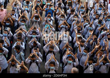 Le Caire, Égypte. 17 octobre 2020. Les élèves portant un masque facial se réunissent lors d'un événement dans une école du Caire, en Égypte, le 17 octobre 2020. L'Egypte a officiellement rouvert samedi des dizaines de milliers d'écoles pour des millions d'étudiants à travers le pays pour commencer la nouvelle année académique tout en mettant en œuvre des mesures de précaution contre la COVID-19. Credit: Ahmed Gomaa/Xinhua/Alamy Live News Banque D'Images