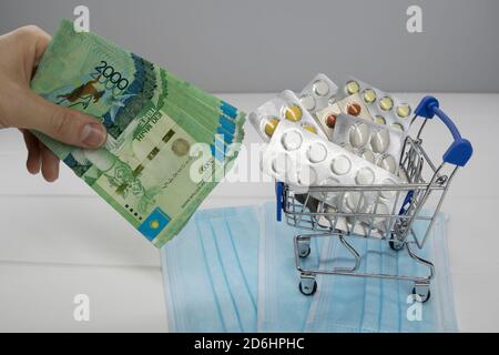 Pour acheter des médicaments. Quarantaine, covid. Médicaments payés. Système de santé. Économie. Médicaments pour le traitement. Frais médicaux, traitement coûteux. Augmenter Banque D'Images