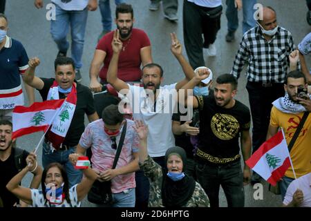 Beyrouth, Liban. 17 octobre 2020. les militants anti-gouvernementaux prennent part à une marche pour marquer le 1er anniversaire des manifestations déclenchées par les Libanais contre la situation économique et l'impasse politique. Credit: Marwan Naamani/dpa/Alamy Live News Banque D'Images