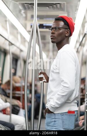 Afro-américain en chapeau rouge ne veut pas porter un masque dans les transports en commun pendant la pandémie de covid-19, nie l'existence du coronavirus, Banque D'Images