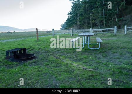 Un camping près de la plage au parc national Spencer Spit sur l'île Lopez, Washington, Etats-Unis Banque D'Images