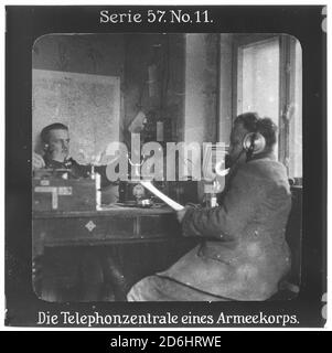 Projection für alle - Die Eroberung Serbiens. Série 57. Non 11. Die Telephonzentrale eines Armeekorps. Nach dem Scheitern des Serbienfeldzugs der k.u.k. Armee im Jahr 1914 wurde im Oktober 1915 mit Massiver deutscher Unterstützung ein neuer Feldzug durchgeführt. Die Firma „projection für alle“ wurde 1905 von Max Skladanowsky (1861-1939) gegründet. Sie produzierte bis 1928 FAST 100 Serien zu je 24 Glasdias im format 8,3 x 8,3 cm im sog. Verfahren. Die Serien umfasten Städte, Länder, Landschaften, Märchen und Sagen, das Alte Testament U. den 1. Weltkrieg. Banque D'Images