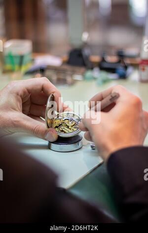 Details of watches and mechanisms for reparation, restoration and maintenance. mas hands Banque D'Images