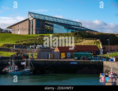 Dunbar Leisure Center, vue de l'autre côté du port avec un bateau de pêche, East Lothian, Écosse, Royaume-Uni Banque D'Images