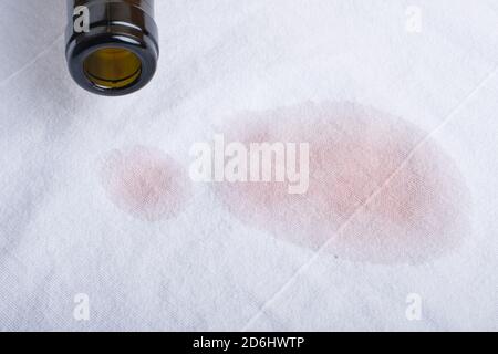 Mettre en bouteille le vin d'une bouteille sur la table Banque D'Images