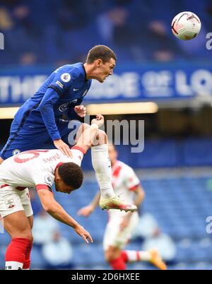 Londres, Angleterre, 17 octobre 2020 Andreas Christensen et Che Adams lors du match de la Premier League au Stamford Bridge, Londres. Chelsea et Southampton. Première ligue. Crédit : Mark pain / Alamy Live News Banque D'Images