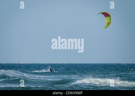 Kitesurfer sur la mer baltique à l'île allemande de Ruegen Banque D'Images