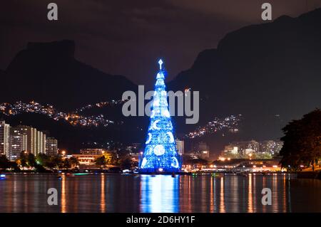 Arbre de Noël lumineux à Lagoa Rodrigo de Freitas, Rio de Janeiro, Brésil  Photo Stock - Alamy